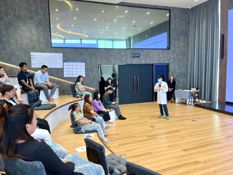 ภาพกิจกรรมในงาน Open House 1-11-2566 เปิดบ้านให้แขกต่างประเทศเข้ามาศึกษาดูงาน คุณหมอกัณฑ์ร่วมบรรยายหัตถการของเรา Men’s health ได้รับการตอบรับและความสนใจ ตั้งคำถามเป็นอย่างดีเลยครับ