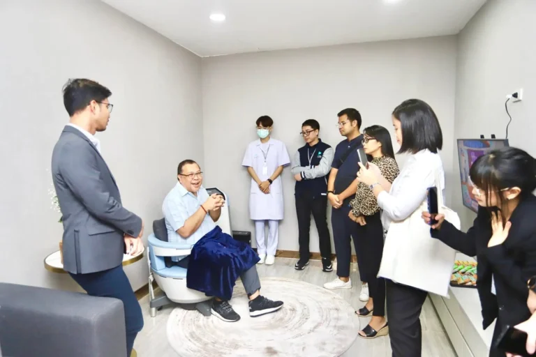 เปิดบ้านตอนรับแขกทีมแพทย์จากฟิลิปปินส์ มาดูงานกับทางแผนก Men’s Health ก่อนกลับพาลองนั่งเก้าอี้Emsella เป็นที่ชื่นชอบเลย
